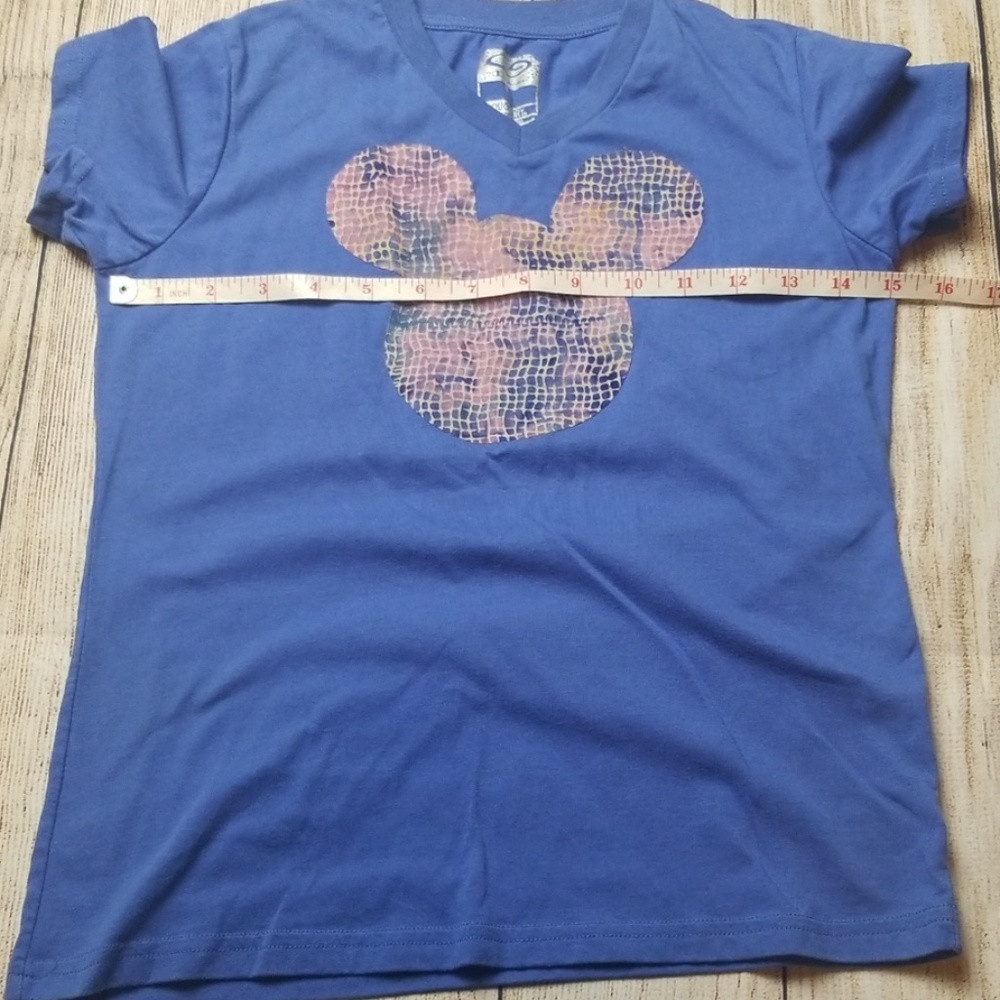 Basic V-Neck T-Shirt - Picture 4 of 4